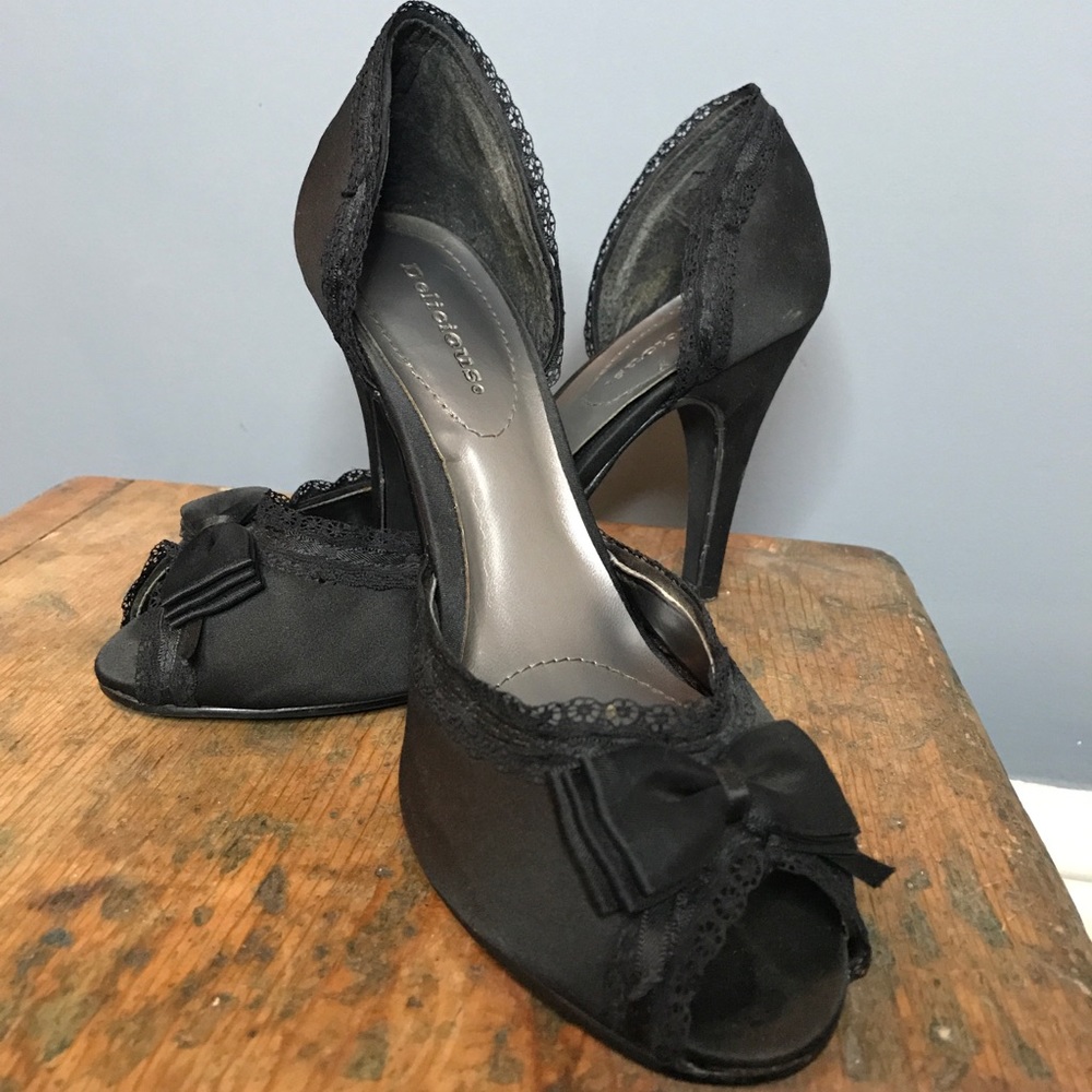 Vintage looking black heel